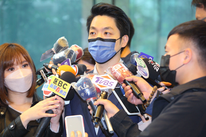 獲國民黨提名參選台北市長的立委蔣萬安（中）27日表態兩岸論述，堅持中華民國主權，認清分治事實。（張鎧乙攝）