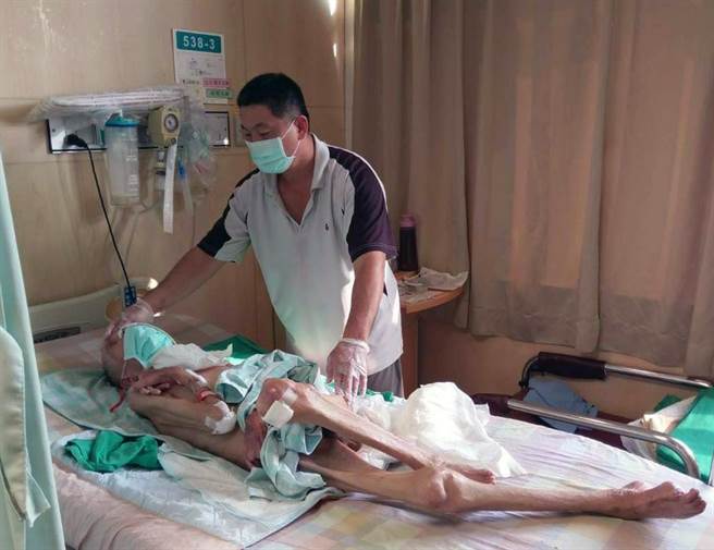 黄胜诠入住护理之家后，体重直线下滑剩皮包骨。（读者提供／洪荣志台南传真）