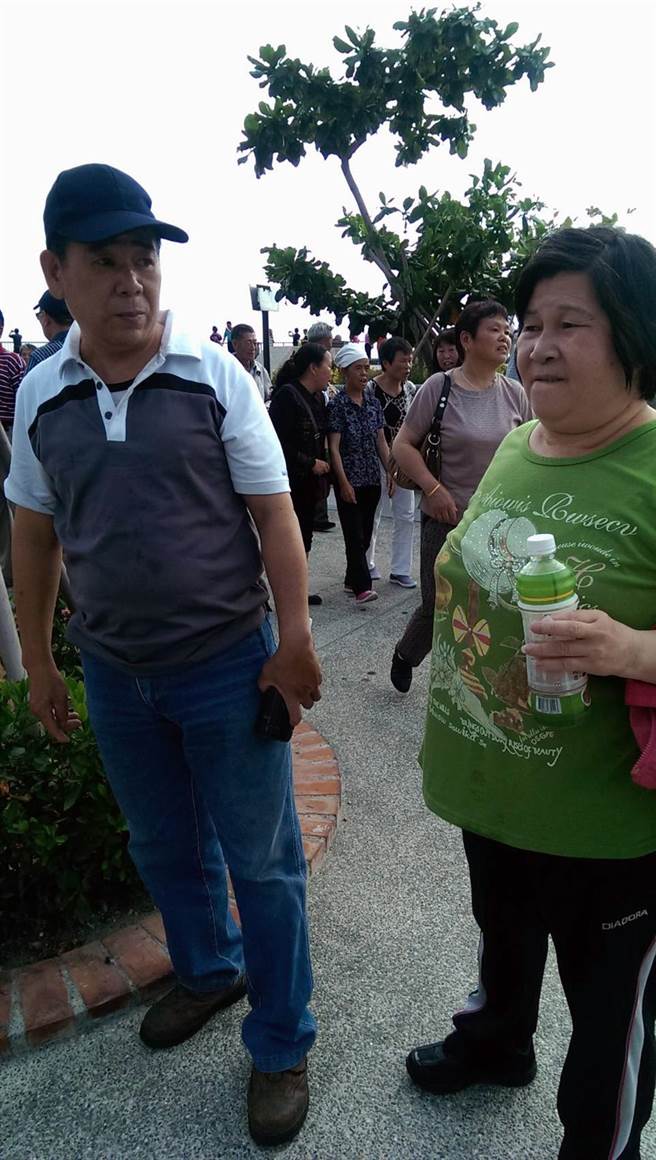 黄胜诠（左）生前在台南市政府环保局担任清洁队员。（读者提供／洪荣志台南传真）