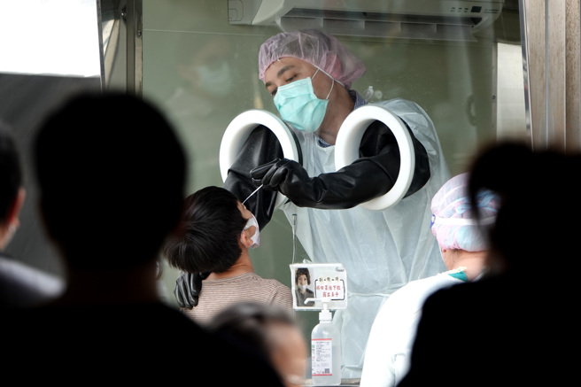 今年4月起本土疫情復燃，医护人员话题讨论度又开始走高。（黄世麒摄）