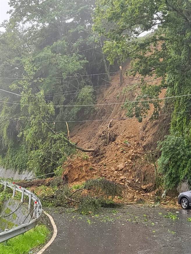 和平区台7甲线57.7k环山路段，因梅雨锋面影响，发生边坡崩塌及树木倾倒，造成道路双向阻断。(公路总局提供)