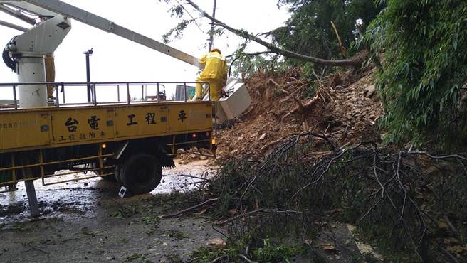 谷关段已迅速启动横向联繫台电公司配合断电，并即调派重机具前往抢修。(公路总局提供)
