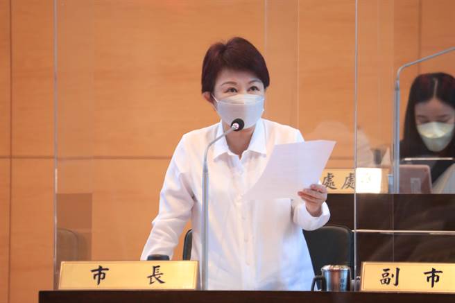 台中市长卢秀燕表示27日凌晨的强降雨，台中市共接获32见零星积水淹水、与路树倒塌等事故通报，并未有人受伤受困，都持续监控中。（谢琼云摄）