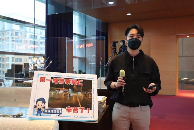 台中市议员罗廷玮上午在市议会总质询时，关心淹水灾情与市府相关应变措施。（谢琼云摄）