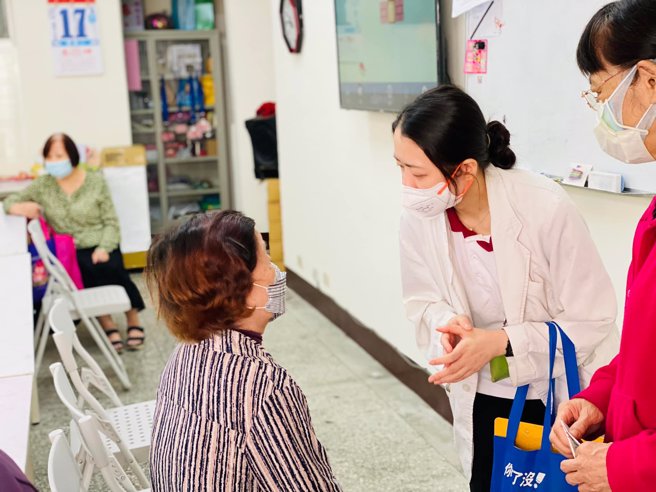 疫情期間，臺北醫學大學新國民醫院持續走訪社區，關懷當地年長者對於慢性病的防治。(圖/臺北醫學大學新國民醫院提供)