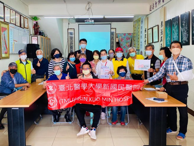 臺北醫學大學新國民醫院與龍潭區衛生所、九龍社區發展協會共同舉辦慢性病防治與健康促進宣導系列講座，里民踴躍參加。(圖/臺北醫學大學新國民醫院提供)
