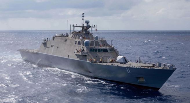 美國海軍自由級濱海戰鬥艦「蘇城」號（USS Sioux City，LCS 11）2021年4月10日穿越加勒比海的畫面。（五角大廈國防視覺資訊發布服務單位/DVIDS）