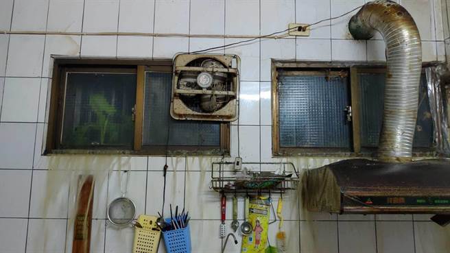 昨晚豪大雨泥水灌入民宅内，令人怵目惊心。（警方提供）