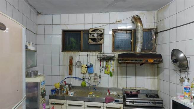 昨晚豪大雨泥水灌入民宅内，令人怵目惊心。（警方提供）