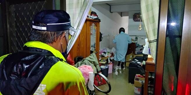  警方赶到民宅关心，确认无人在家受困。（警方提供）