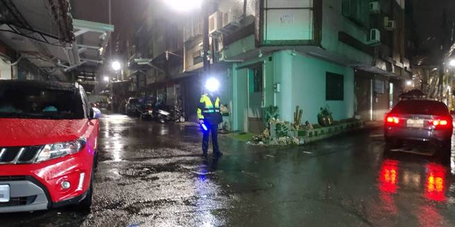  警方赶到民宅关心，确认无人在家受困。（警方提供）