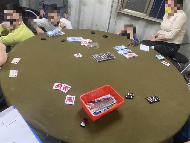 警方到场发现共14人挤在货柜屋内聚赌。（警方提供）