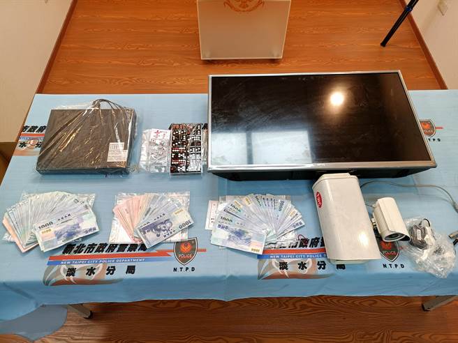 警方在现场查扣赌资、天九牌、主机、监视器等证物。（警方提供）