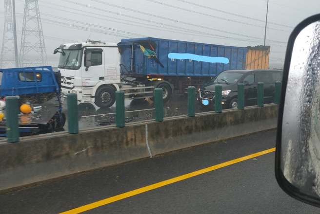 国3北上和美段多车连环撞，零件四散车道伤亡不明，全线封闭成大型停车场。(记者爆料网提供)