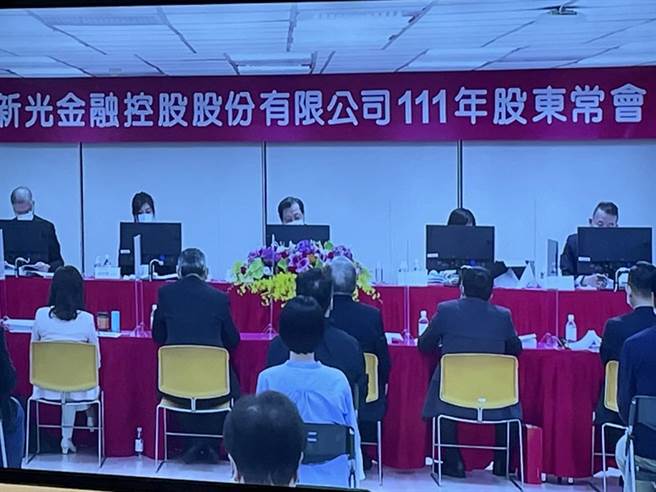新光金独董许永明表示，合併是快速成长、投资扩大的最佳途径之一，新光金无时无刻都在评估相关合併机会，不排除任何合併的选项。图为新光金控股东会现场。(洪凯音摄影)