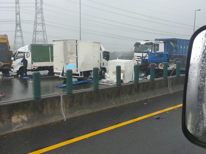 国3北上和美段多车连环撞，零件四散车道伤亡不明，全线封闭成大型停车场。(记者爆料网提供)