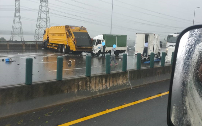 国3北上和美段多车连环撞，零件四散车道伤亡不明，全线封闭成大型停车场。(记者爆料网提供)