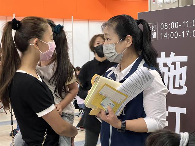 新竹市副市長沈慧虹來到中正市場，了解5歲兒童輝瑞疫苗疫苗施打情形。（王惠慧攝）