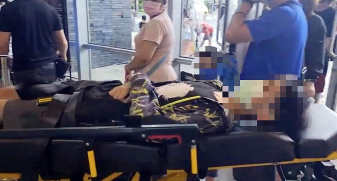 男童打完疫苗后疑似紧张、出现晕针现象，为求保险起见被送往医院观察。(民眾提供)