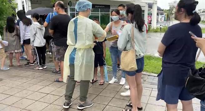 屏东火车站疫苗施打站，一早就出现排队等打疫苗人龙。(民眾提供)