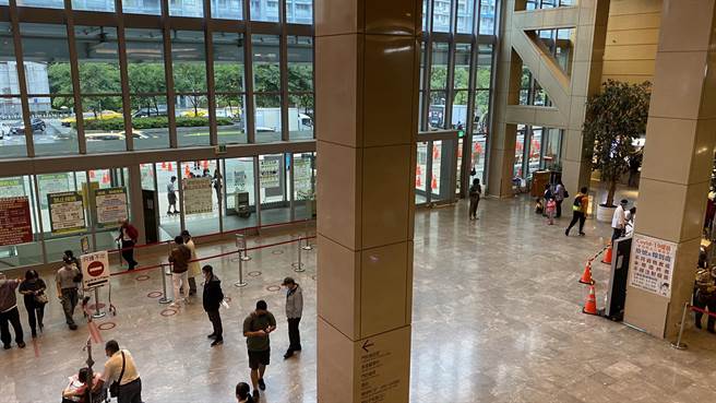 院方調派6線醫護亞東醫院調派人力並加強現場引導，在10點前順利紓解人潮。（亞東醫院提供／李奇叡新北傳真）