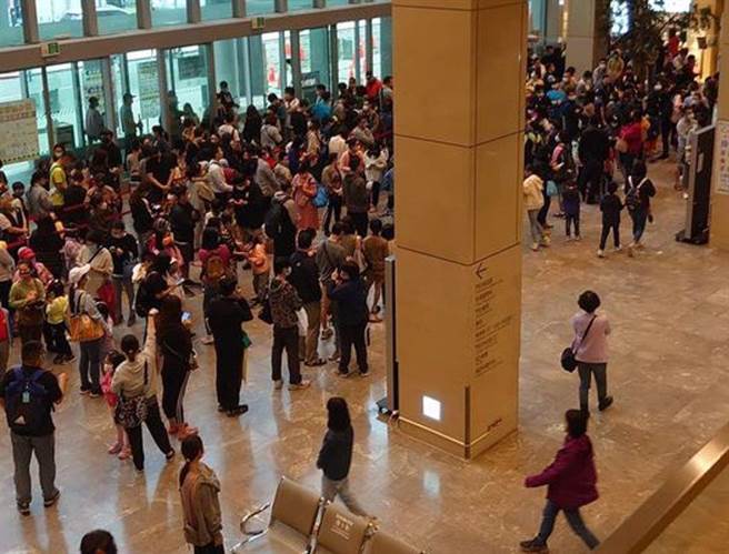 亞東醫院兒童BNT一早搶翻，排隊人潮塞爆大廳。（圖／翻攝自我是板橋人）
