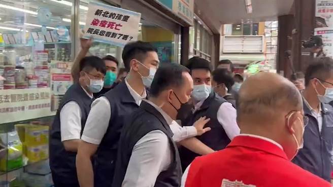 陈士轩举牌向苏贞昌抗议。（王扬杰摄）