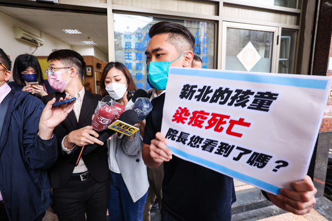 行政院院长苏贞昌和卫福部部长陈时中27日上午前往新北市欣民药局视察后离开时，遭到民眾举牌抗议。（罗永铭摄）