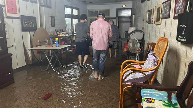 伸港三合院再度泡在水里。（赖清美提供／吴敏菁彰化传真）