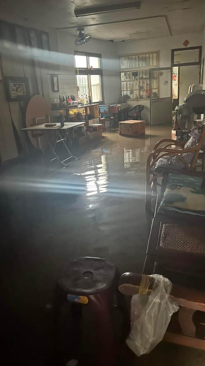 伸港中山路30年来首度淹水，住户无奈。（赖清美提供／吴敏菁彰化传真）