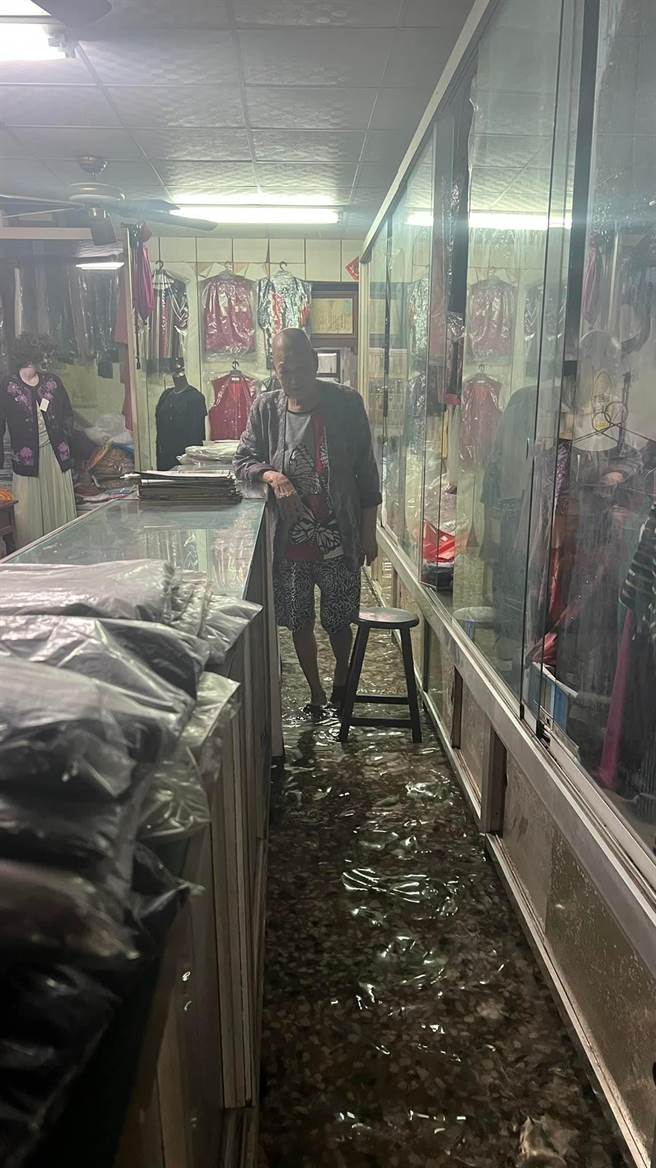 伸港中山路30年来首度淹水，住户无奈。（赖清美提供／吴敏菁彰化传真）