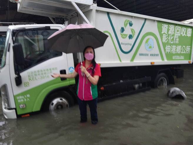 伸港中山路30年来首度淹水，清洁队也泡在水里。（赖清美提供／吴敏菁彰化传真）