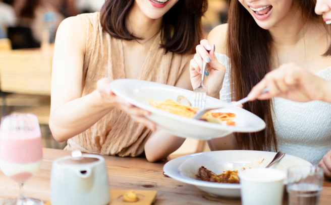 確診妹出關隔天衝餐廳內用，引眾怒。（示意圖／shutterstock）