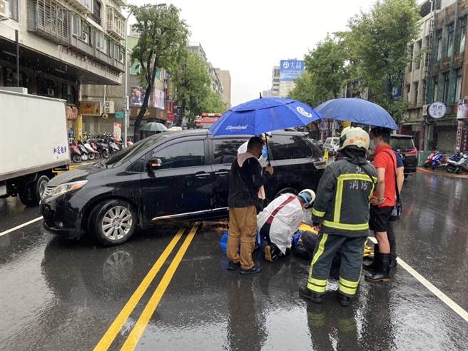 北市發生機車與休旅車車禍，騎士被捲入車底，幸好沒有大礙。（翻攝照片／林郁平台北傳真）