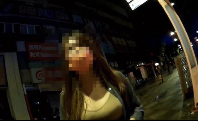 28歲潘女酒後開車，穿著清涼小可愛與薄外套下卻散發出濃厚酒氣。（翻攝照片／崔正綱高雄傳真）