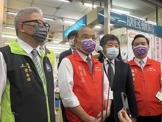 苏贞昌宣布0到6岁可免费领5剂快筛试剂。（王扬杰摄）