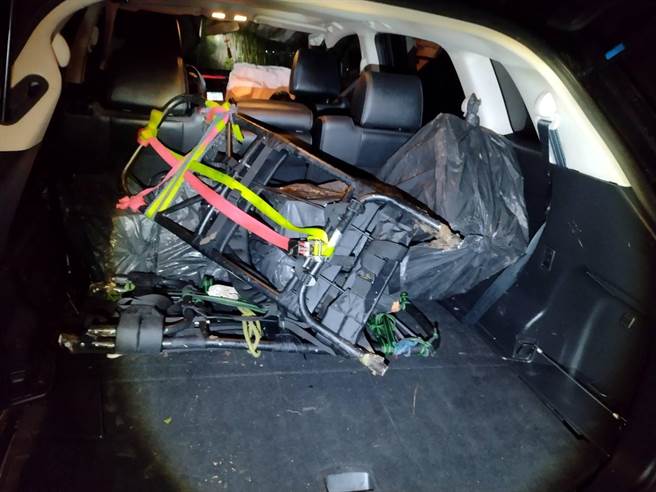 警方在犯嫌車上起出價值超過100萬元的檜木角材。（翻攝照片／張亦惠嘉縣傳真）