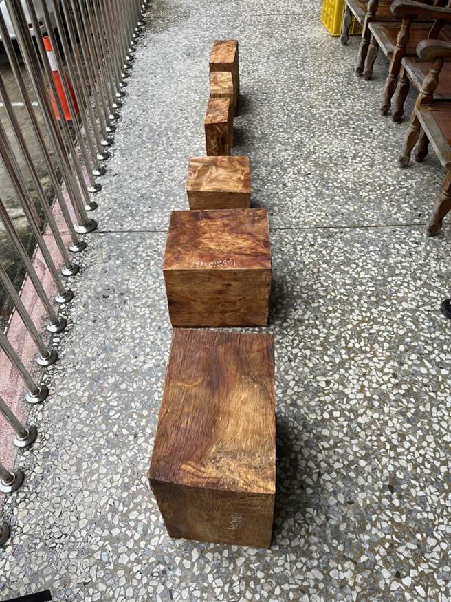 警方在犯嫌車上起出價值超過100萬元的檜木角材。（翻攝照片／張亦惠嘉縣傳真）