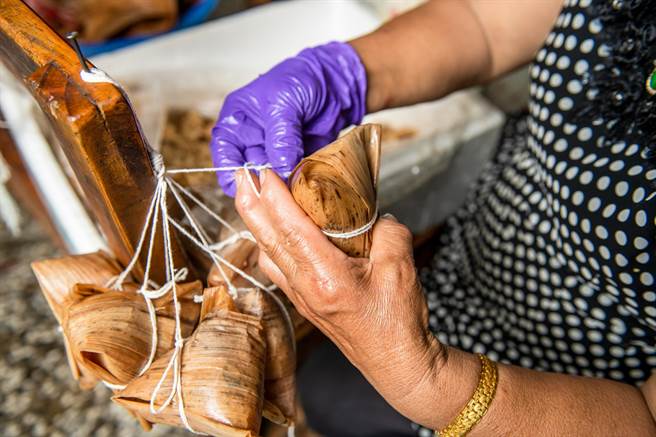 肉粽都是阿嬷一人亲手备料、包粽，採用当地黑毛猪为内馅，口感紧实。（林口区公所提供）