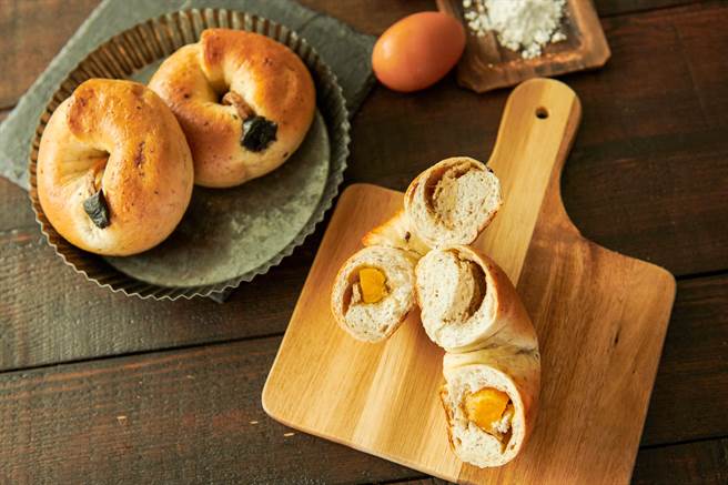 林口人气店家溜溜贝果也推出端午期间限定商品溜溜粽，结合粽子与贝果的创新口感。（林口区公所提供）