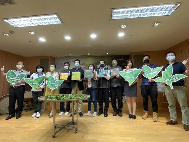 新北文山包种茶春茶将在6月1日上市，新北市农会与坪林区农会同步设立网路行销专区，搭配全台302家农会上架，民眾不必亲临产地，也能即时品嚐得奖茶。（蔡雯如摄）