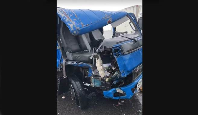 国道3号4小货车加1大货车连环追撞，车道全封闭严重回堵。（彰化踢爆网提供／吴敏菁彰化传真）