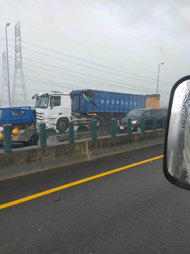 国道3号4小货车加1大货车连环追撞，车道全封闭严重回堵。（彰化踢爆网提供／吴敏菁彰化传真）