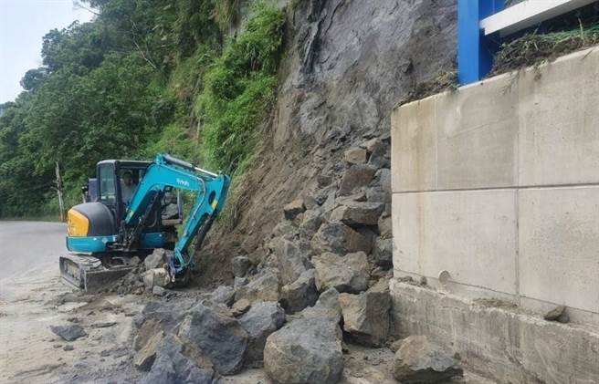 梅雨季连日大雨，造成竹县山区县道122县24.5Ｋ处出现崩塌。（新竹县府提供／邱立雅竹县传真）