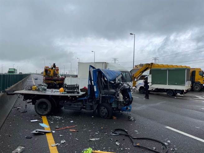 国道3号4小货车加1大货车连环追撞，车道全封闭严重回堵。（国道七队提供／吴敏菁彰化传真）