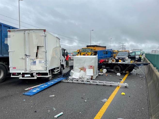 国道3号4小货车加1大货车连环追撞，车道全封闭严重回堵。（国道七队提供／吴敏菁彰化传真）