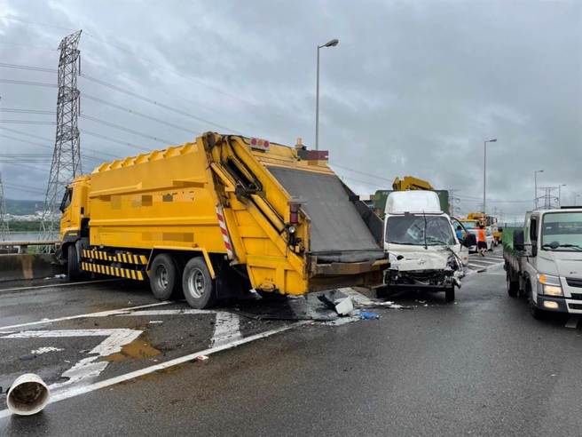 国道3号4小货车加1大货车连环追撞，车道全封闭严重回堵。（国道七队提供／吴敏菁彰化传真）