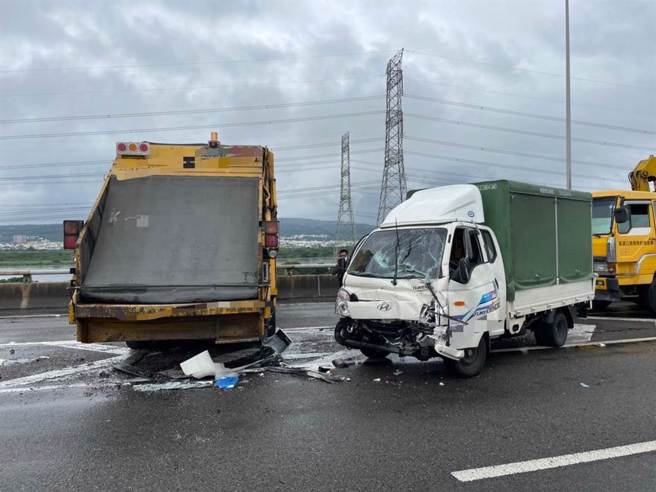 国道3号4小货车加1大货车连环追撞，车道全封闭严重回堵。（国道七队提供／吴敏菁彰化传真）