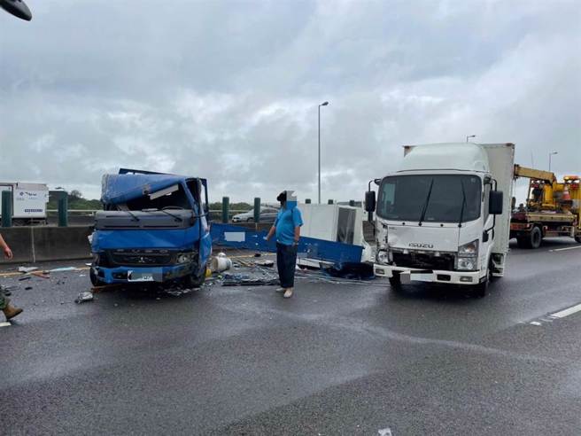 国道3号4小货车加1大货车连环追撞，车道全封闭严重回堵。（国道七队提供／吴敏菁彰化传真）
