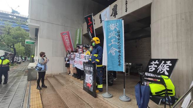劳团今天也力挺并呼吁「工时上限要入法，加班拒绝换嘉奖」。（林良齐摄）